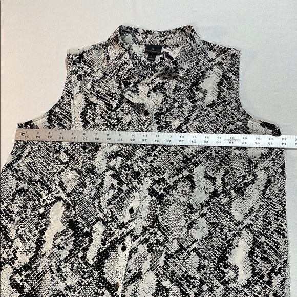 Worthington Black and White Sleeveless Button Down Shirt Front Pockets - Picture 11 of 16